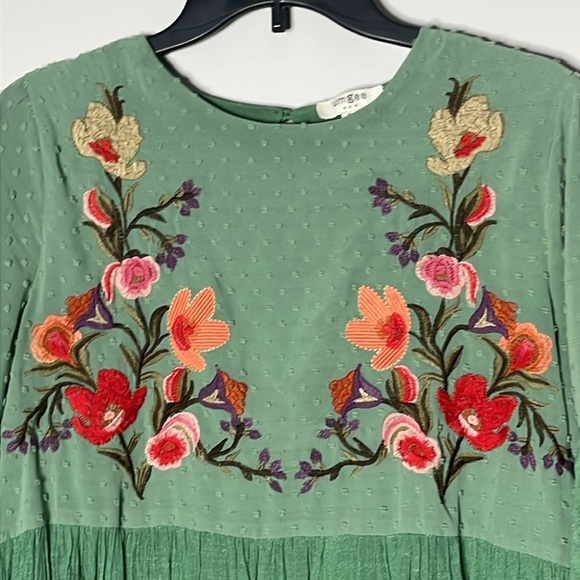 UMGEE Green Boho Floral Embroidered Bell Sleeve Keyhole Dress Size M.    ((B4)) - Picture 4 of 8